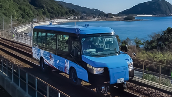 В Японии появился первый в мире автобус, который еще и… поезд