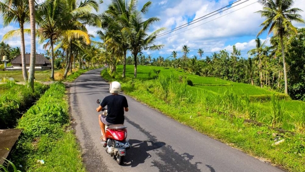 На Бали запретили аренду мопедов для иностранцев