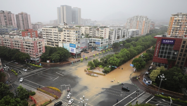 Тайфун «Доксури» накрыл юго-восток Китая