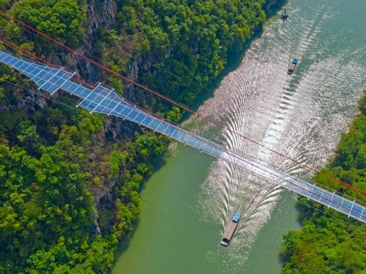 Стеклянный мост в Долине любви открыт для туристов
