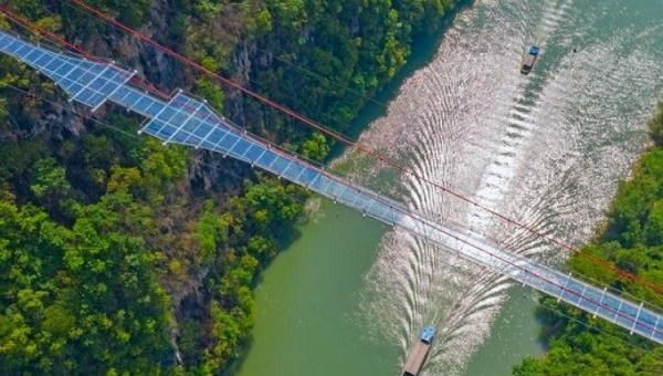 Стеклянный мост в Долине любви открыт для туристов